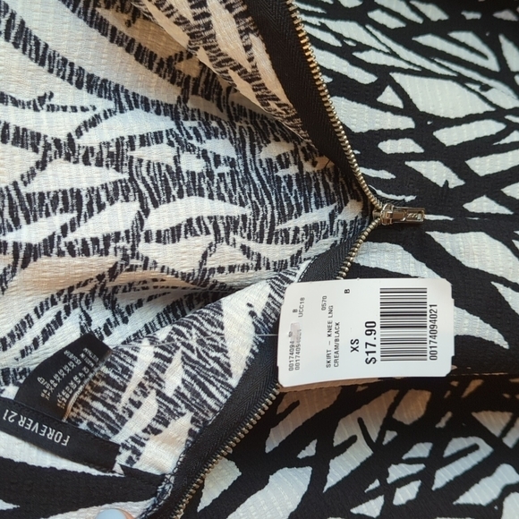 Forever 21 Skater Skirt Mini Knee Length Cream Black XS Grunge Goth Thorns - Picture 7 of 8